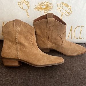 🥳𝐇𝐏!🥳LUCKY BRAND TAN SUEDE POINTED TOE “HADRYA” BOOTS SIZE 8.5” NWT